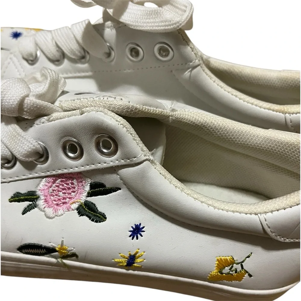 White embroidered floral sneakers with lace up design - Picture 3 of 4